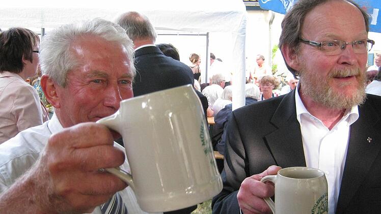 Viele Walsdorfer suchten nach dem Gottesdienst das Gespräch mit Ulrich Rauh (rechts). Auch Bürgermeister Heinrich Faatz.  Foto: Grams