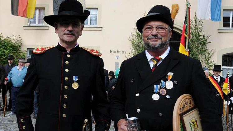 Mit Geschenken und einer Urkunde wurde Tambour Heinz-Dieter Schmidt nach 27 Dienstjahren aus dem Kommando der Bürgerwehr verabschiedet.