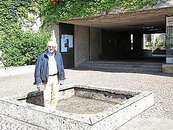 Clubmitglied Heiner Schneider zeigt, wo die Cranach-Schlange am Samstag platziert wird.  Foto: Edmund Farrenkopf