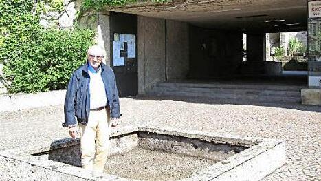 Clubmitglied Heiner Schneider zeigt, wo die Cranach-Schlange am Samstag platziert wird.  Foto: Edmund Farrenkopf