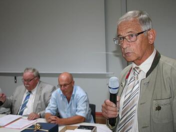 Der bisherige Schatzmeister Reinhard Hautmann (rechts) verzichtete auf eine erneute Kandidatur und rechnete mit OB Uwe Kirschstein ab.