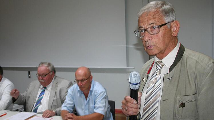 Der bisherige Schatzmeister Reinhard Hautmann (rechts) verzichtete auf eine erneute Kandidatur und rechnete mit OB Uwe Kirschstein ab.