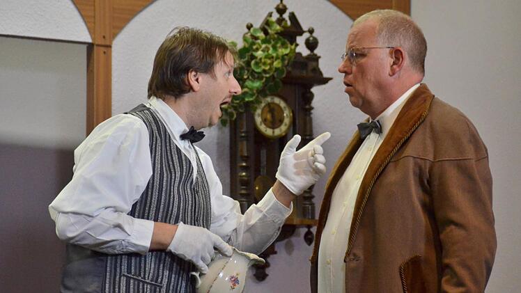 Selbst Buttler Otto blickt nicht mehr durch, ob es sich bei der Person vor ihm um Max oder Moritz Krause (Ewald Metz, rechts) handelt.  Foto: Kathrin Kupka-Hahn