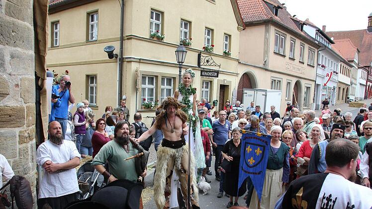 Buntes Treiben rund um den Grauturm, dem Wahrzeichen der Stadt.