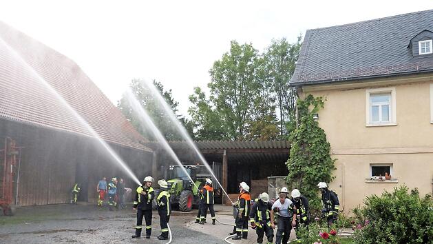 An der Großübung am Gutshof Jurkat nahmen über 50 Feuerwehrkräfte und Mitglieder der BRK-Bereitschaft Neuenmarkt-Wirsberg teil. Foto: Werner Reißaus