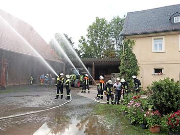 An der Großübung am Gutshof Jurkat nahmen über 50 Feuerwehrkräfte und Mitglieder der BRK-Bereitschaft Neuenmarkt-Wirsberg teil. Foto: Werner Reißaus