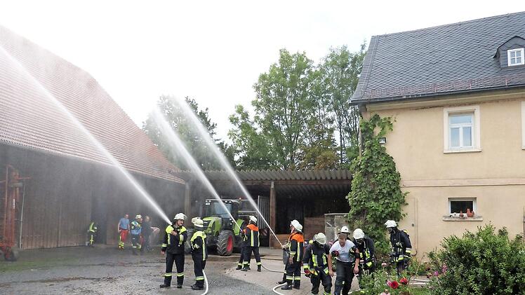 An der Großübung am Gutshof Jurkat nahmen über 50 Feuerwehrkräfte und Mitglieder der BRK-Bereitschaft Neuenmarkt-Wirsberg teil. Foto: Werner Reißaus