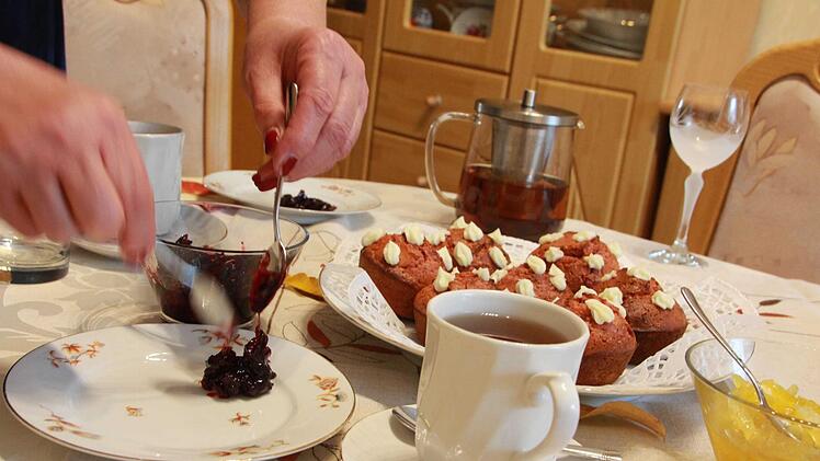 Auch auf der Kuchen-Tafel darf die Rote R&uuml;be nicht fehlen: Zu schwarzem Tee gibt es bei Tatjana Baranov Rote-Bete-Muffins und einen Kleks Rote-Bete-Marmelade. Fotos: Carmen Schmitt