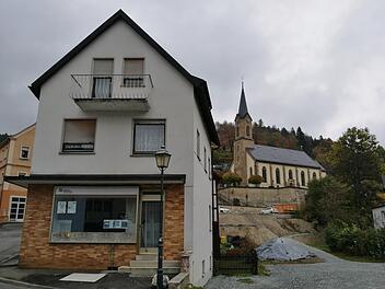 Das Anwesen Marktplatz 4 soll im Erdgeschoss Platz für ein öffentliches WC und für den Stromanschluss des Marktplatz es bieten, ebenso einen Raum für die Vereine. In den Obergeschossen sind zwei kleine Wohnungen vorgesehen.  Foto: Veronika Schadeck