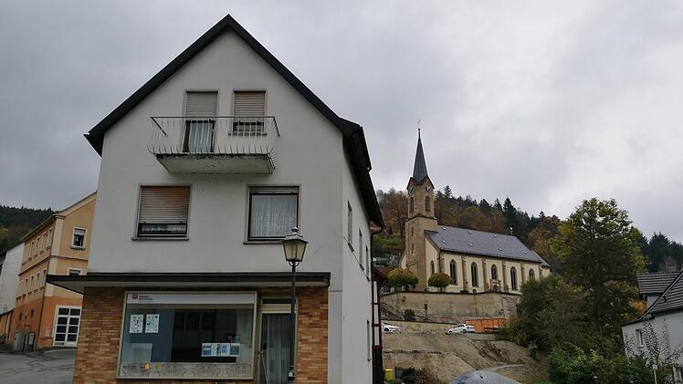 Das Anwesen Marktplatz 4 soll im Erdgeschoss Platz für ein öffentliches WC und für den Stromanschluss des Marktplatz es bieten, ebenso einen Raum für die Vereine. In den Obergeschossen sind zwei kleine Wohnungen vorgesehen.  Foto: Veronika Schadeck