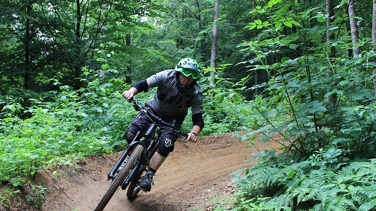Holger Ried fährt auf einem ausgebauten Mountainbike-Trail in Treuchtlingen - legale Strecken würden sich die Freizeitsportler auch in Forchheim wünschen. Foto: privat