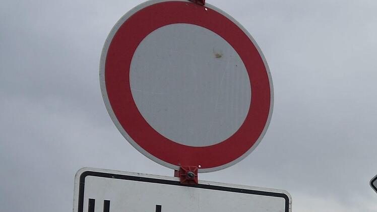 Autofahrer wurden auf die Überflutungen im Itzgrund hingewiesen.