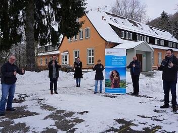 Zuversichtlich gehen die Verantwortlichen des Rhöniversums durch den  Lockdown. Schullandheime und Umweltbildungseinrichtungen werden auch  nach Corona wichtige außerschulische Lernorte sein. Das Bild zeigt von  links: Markus Seibl (Geschäftsführer der Hobbach-Bauersberg gGmbH),  Bernd Fischer (Geschäftsführer der Umweltbildungsstätte Oberelsbach),  Katharina Klug (pädagogische Fachbetreuerin),  Andrea Schmitt  (Leiterin des Studienhauses am Bauersberg), Dieter Köstler (Mitarbeiter  Bauersbe...