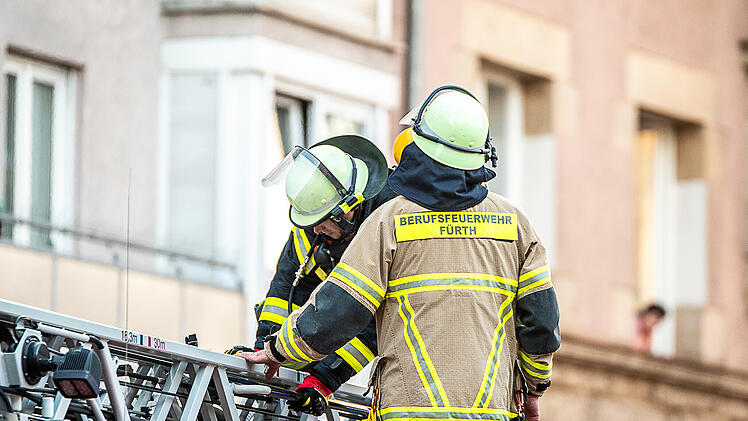 Wohnungsbrand in Mehrfamilienhaus in F&uuml;rth: Eine tote Person geborgen
