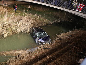 Ansbach: Auto durchbricht Brückengeländer - und stürzt drei Meter in die Tiefe