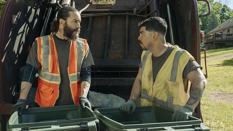 Die beiden Müllmänner Robbie (Tom Pelphrey, links) und Cliff (Raúl Castillo) erkunden während ihres Jobs die Nachbarschaft. Besonders Häuser, in denen Drogendeals vorbereitet werden, genießen ihre Aufmerksamkeit.