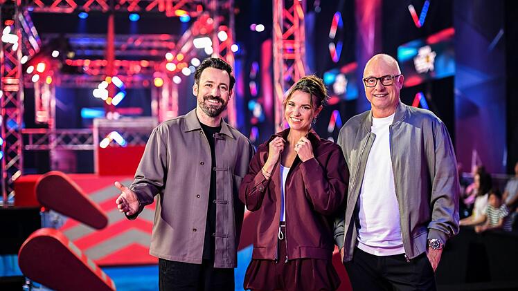 Die Moderatoren Jan Köppen (links) und Frank "Buschi" Buschmann sowie Fieldreporterin Laura Wontorra sind bei "Ninja Warrior Germany" (RTL) auch in der Jubiläumsstaffel mit Herzblut, Leidenschaft und großem Spaß bei der Sache. Sie fiebern und leiden mit den Athleten. Für Laura Wontorra gilt dabei ganz besonders: Das Auge kämpft im Parcours mit.
