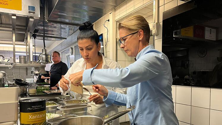 Auf Schloss Elmau kochen Elif Oskan und Cornelia Poletto ein Zwei-Sterne-Gericht von Christoph Rainer (l.).