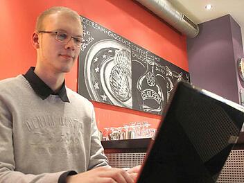 Bloggen kann man fast von überall, auch aus einem Café: Benjamin Schmidt hat vor drei Jahren mit einem Freund seinen Blog aufgemacht. Foto: Thomas Heuchling