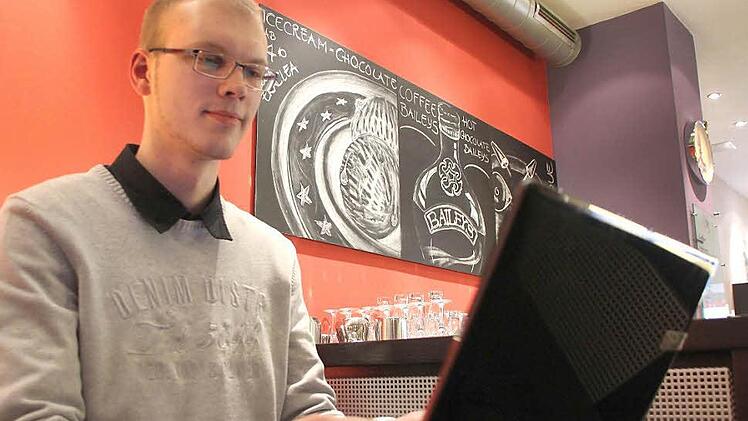Bloggen kann man fast von überall, auch aus einem Café: Benjamin Schmidt hat vor drei Jahren mit einem Freund seinen Blog aufgemacht. Foto: Thomas Heuchling