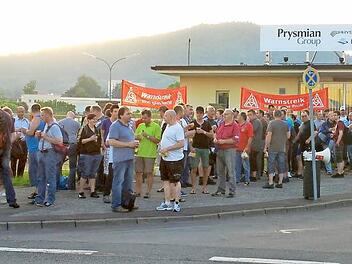 Die Frühschicht von Prysmian in Neustadt blieb gestern von 5.30 bis 7 Uhr im Rahmen eines Warnstreiks vor dem Werkstor. Fotos: Rainer Lutz