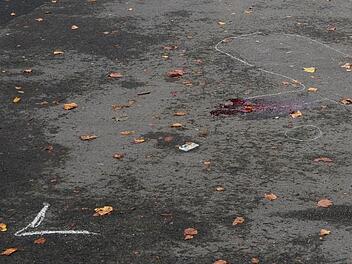 Mit Kreide markierte die Polizei die Stelle, an der der Mann blutüberströmt lag. Foto: Andreas Ungermann