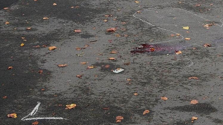 Mit Kreide markierte die Polizei die Stelle, an der der Mann blutüberströmt lag. Foto: Andreas Ungermann