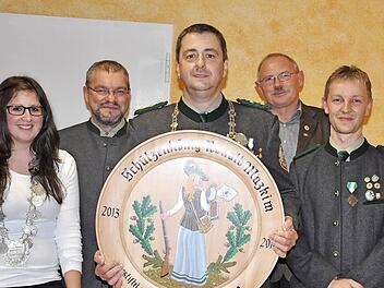 Die neuen Würdenträger der Maßbacher Schützengesellschaft (von links): Jugendkönigin Laura Hahn, 1. Ritter Rainer Schöller, Schützenkönig Roland Mazkiw, 3. Bürgermeister Josef Reichert, 2. Ritter und Schützenmeister Tim Fuhl.  Foto: Daniel Wiener