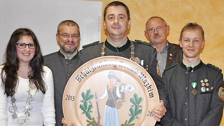 Die neuen Würdenträger der Maßbacher Schützengesellschaft (von links): Jugendkönigin Laura Hahn, 1. Ritter Rainer Schöller, Schützenkönig Roland Mazkiw, 3. Bürgermeister Josef Reichert, 2. Ritter und Schützenmeister Tim Fuhl.  Foto: Daniel Wiener