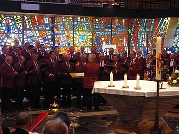 Der Liederkranz Haig unter Leitung von Thomas Detsch beim Benefizkonzert in Buchbach Foto: Heike Schülein