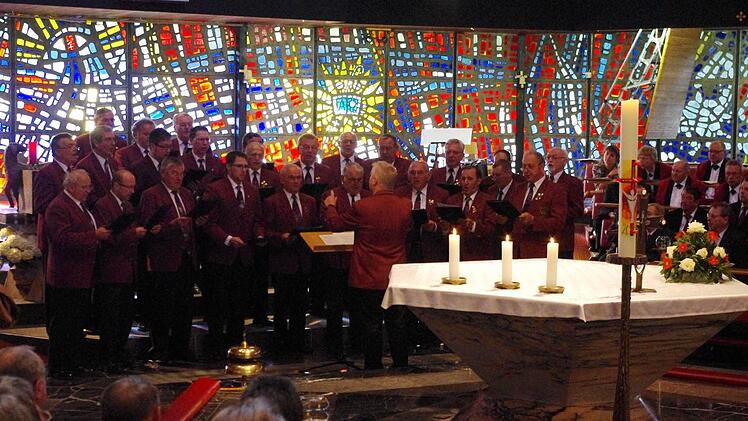 Der Liederkranz Haig unter Leitung von Thomas Detsch beim Benefizkonzert in Buchbach Foto: Heike Schülein