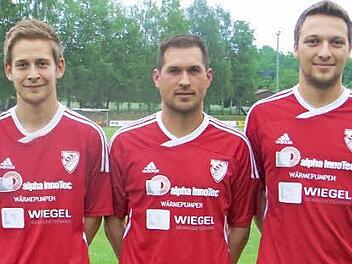 Der ASV Hollfeld präsentiert drei Verstärkungen für die neue Landesliga-Saison. Von links Christopher Schmitt, Manuel Mezger und Jonas Grasser. Foto: Harald Hoch