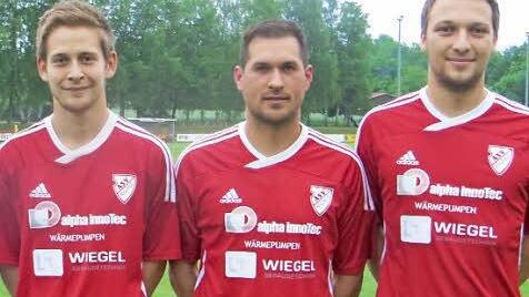 Der ASV Hollfeld präsentiert drei Verstärkungen für die neue Landesliga-Saison. Von links Christopher Schmitt, Manuel Mezger und Jonas Grasser. Foto: Harald Hoch