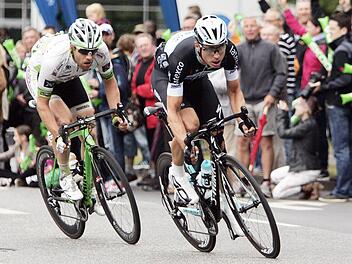 Der Altenkunstadter Grischa Janorschke vom Team Vorarlberg (links) und der Zeitfahrweltmeister Tony Martin (Team Omega Pharma Quickstep) führten das Rennen bis in die Schlussrunde an, ehe sie vom Feld noch eingeholt wurden.  Foto: Roth-Foto