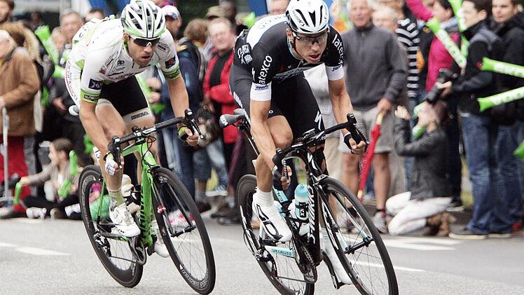 Der Altenkunstadter Grischa Janorschke vom Team Vorarlberg (links) und der Zeitfahrweltmeister Tony Martin (Team Omega Pharma Quickstep) führten das Rennen bis in die Schlussrunde an, ehe sie vom Feld noch eingeholt wurden.  Foto: Roth-Foto