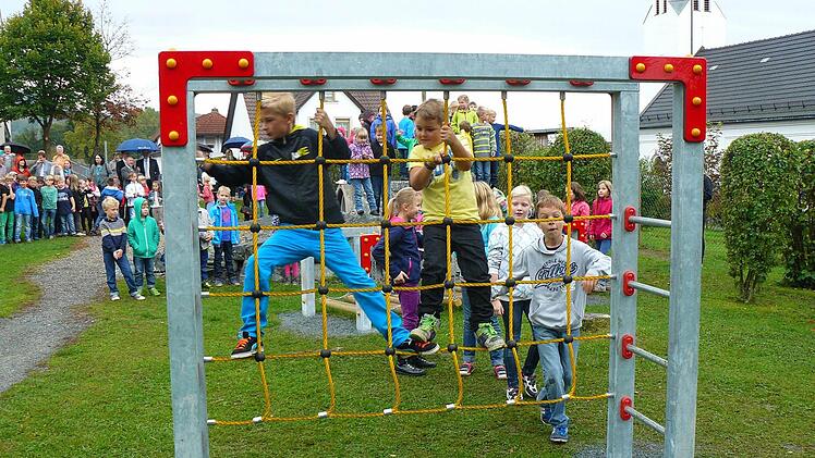 Die Dritte um Wolfgang Anselstetter ist auch schon fit in der Beherrschung des Klettergerüstes. Foto: Klaus-Peter Wulf