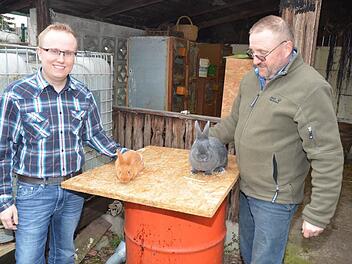 Voller Stolz präsentieren Edmund Sprenger (blaue Wiener) und Matthias Sprenger (rote Neuseeländer) ihre Rasse- Kaninchen.  Foto: Karl-Heinz Hofmann