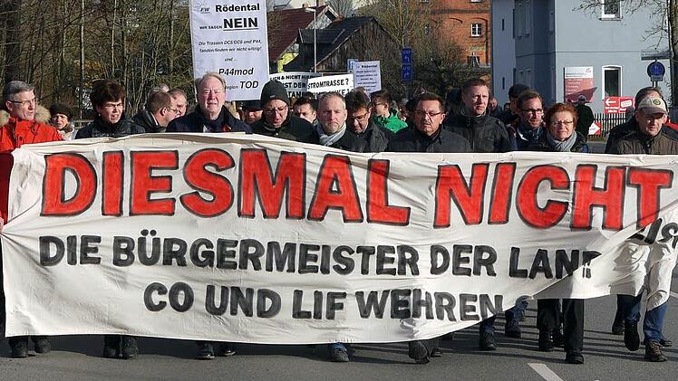 Vereint im Protest: die Bürgermeister der Landkreise Coburg und Lichtenfels. Nur die Stadt Coburg war nicht mit einem offiziellen Vertreter dabei.Foto: Berthold Köhler