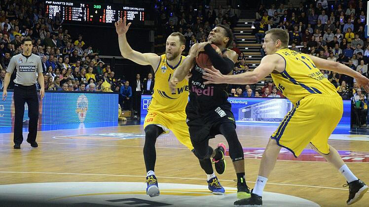 Vaughn Duggins (links) und Maxime De Zeeuw (rechts) gegen den Bayreuther Trey Lewis. Foto: Peter Mularczyk