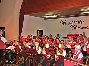 Die Gastgeber der Weisachtaler Blasmusik mit Dimitry Braudo am Taktstock zeigten, dass sie sich schon richtig auf ihr Jubiläum vorbereitet haben. Foto: Helmut Will