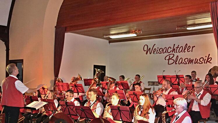 Die Gastgeber der Weisachtaler Blasmusik mit Dimitry Braudo am Taktstock zeigten, dass sie sich schon richtig auf ihr Jubiläum vorbereitet haben. Foto: Helmut Will