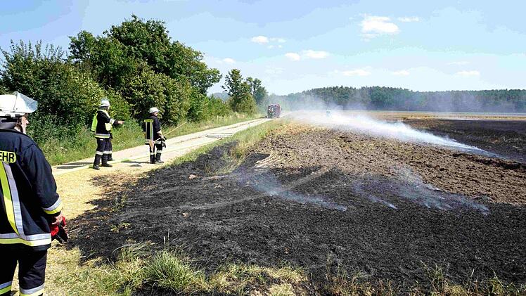 Die Feuerwehrleute hatten den Brand schnell unter Kontrolle.   Foto: Richard Sänger