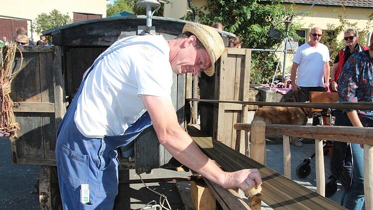 Ralf Klemens ist schon &uuml;ber Jahre dabei. Er wei&szlig; dass die Kraft&uuml;bertragung vom Motor auf  die Maschine gut funktionieren muss. Das Auftragen des Riemenpechs sorgt f&uuml;r die n&ouml;tige Haftung an den Riemenscheiben.