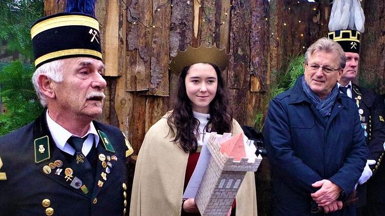 Bei der Eröffnung der Stockheimer Bergweihnacht mit der heiligen Barbara (Antonia Renk). Mit im Bild sind (von links) Vorsitzender Gerwin Eidloth, Bürgermeister Rainer Detsch und Knappenvorsitzender Heiko Eisenbeiß. Foto: Gerd Fleischmann