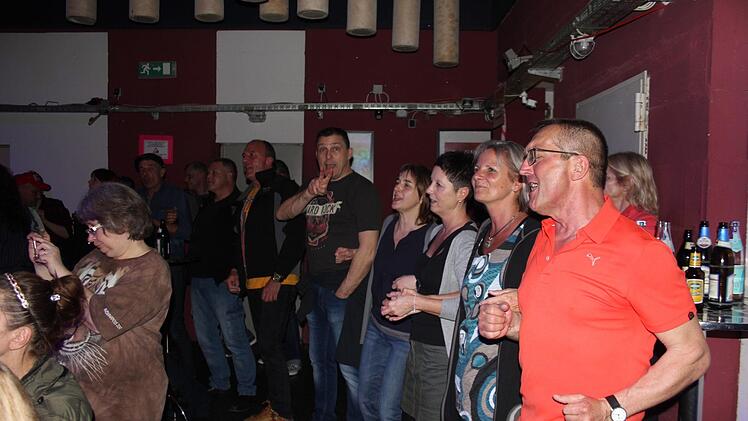 .... die anderen schunkeln und singen.