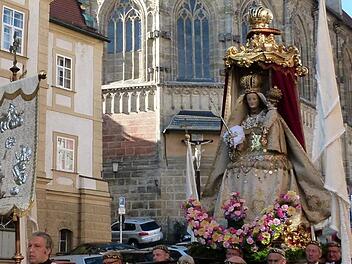 Von der Oberen Pfarre machten sich die Gläubigen mi der Muttergottes auf den Weg. Foto: Marion Krüger-Hundrup