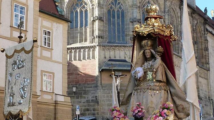 Von der Oberen Pfarre machten sich die Gläubigen mi der Muttergottes auf den Weg. Foto: Marion Krüger-Hundrup