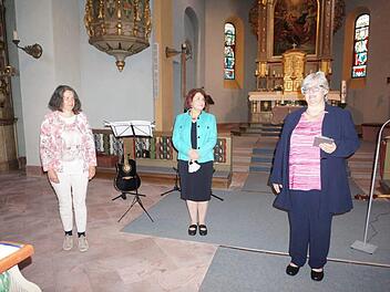 Kurseelsorge Christine Endres (Bereichsleitung der Diakonische Pastoralseelsorge im  Bistum Würzburg, rechts) begrüßte die neue Kurseelsorgerin im Staatsbad  Bad Brückenau Christiane Jakob-Seufert (links) und verabschiedete ihre  Vorgängerin  Edith Fecher (Mitte). Foto: Marion Eckert