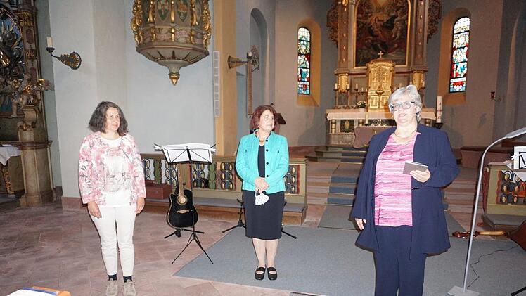 Kurseelsorge Christine Endres (Bereichsleitung der Diakonische Pastoralseelsorge im  Bistum Würzburg, rechts) begrüßte die neue Kurseelsorgerin im Staatsbad  Bad Brückenau Christiane Jakob-Seufert (links) und verabschiedete ihre  Vorgängerin  Edith Fecher (Mitte). Foto: Marion Eckert