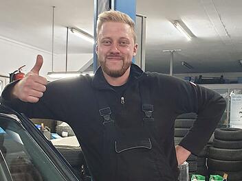 Ein Kfz-Technikmeister aus Oberfranken hat im Lockdown eine solidarische Aktion gestartet: Seine Werkstatt repariert die Autos von Menschen, die aufgrund der Pandemie finanziell in Not sind, umsonst. Ein Kfz-Technikmeister aus Oberfranken hat im Lockdown eine solidarische Aktion gestartet: Seine Werkstatt repariert die Autos von Menschen, die aufgrund der Pandemie finanziell in Not sind, umsonst.